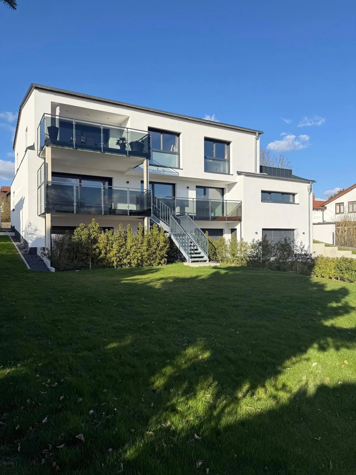 Bert-Brecht-Straße 18 — Modernes Mehrfamilienhaus in Kösching